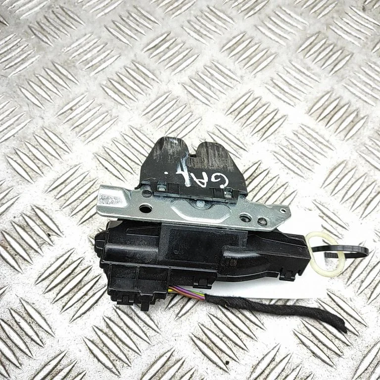 Tagaluugi lukk – Mercedes-Benz CLA-klass C117 X117 W117 (2013-2019)