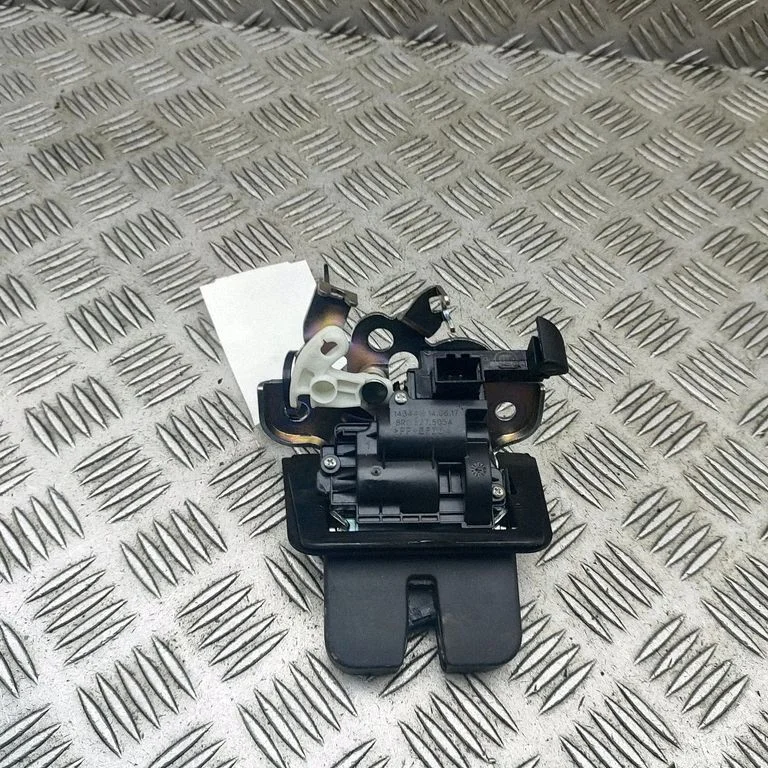 Zamek klapy bagażnika 8R0827505
