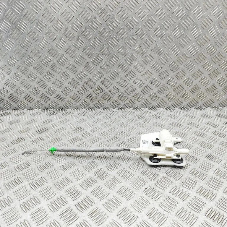 Aizmugurējā vāka slēdzene A0999068600