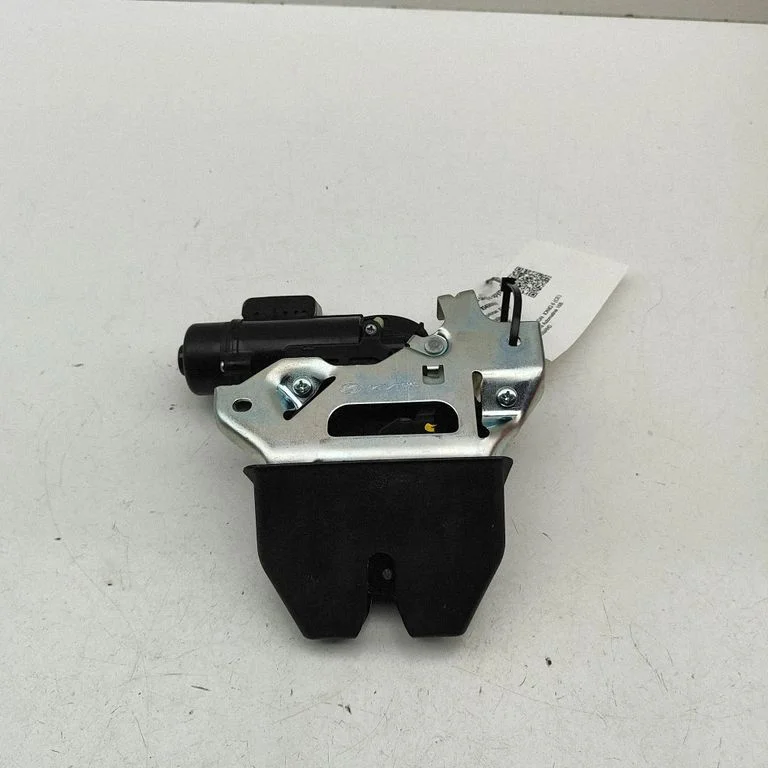 Aizmugurējā vāka slēdzene 81230L8100