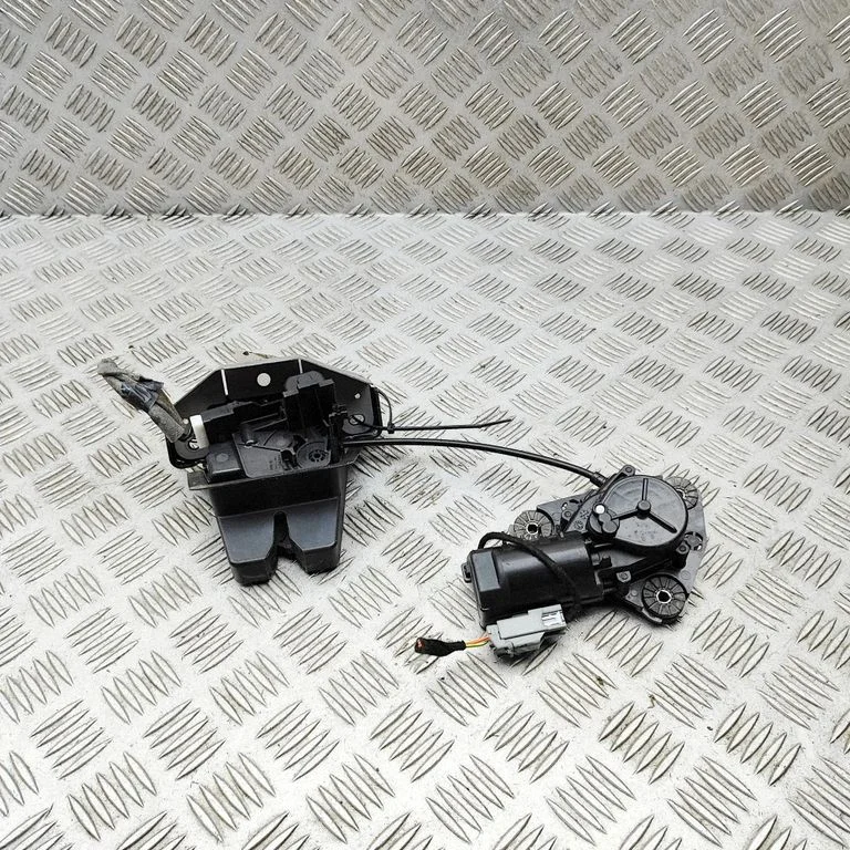 Aizmugurējā vāka slēdzene 32149887