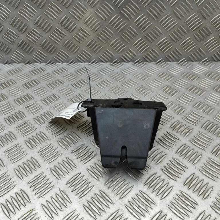 Aizmugurējā vāka slēdzene 32149882