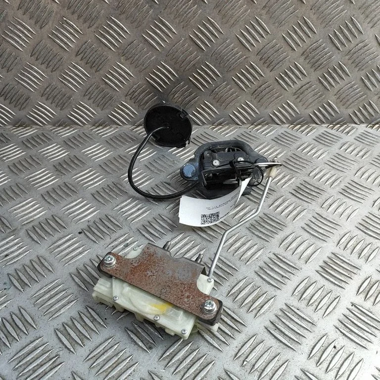 Aizmugurējā vāka slēdzene 90500CF00A