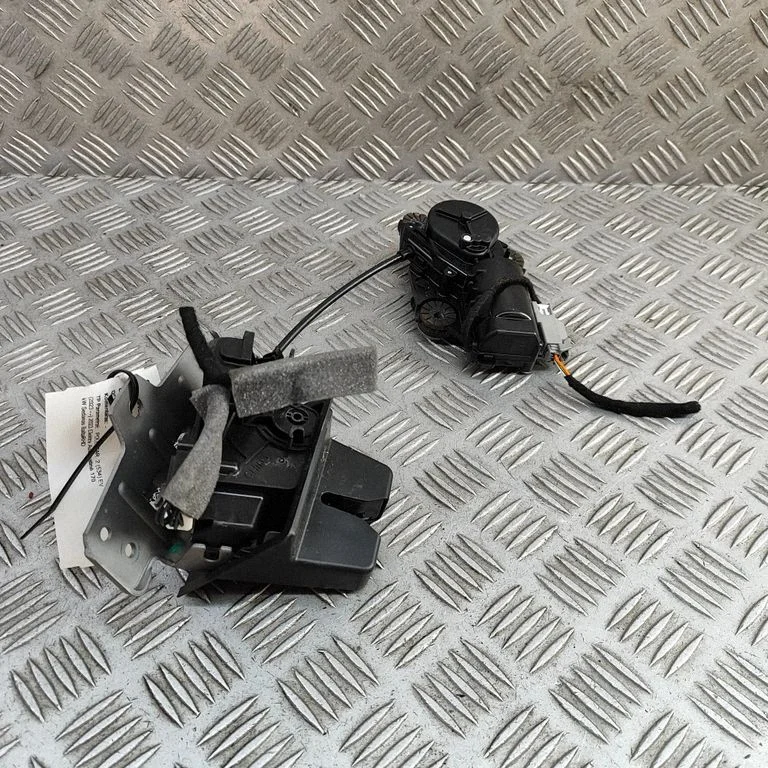 Aizmugurējā vāka slēdzene 32149610