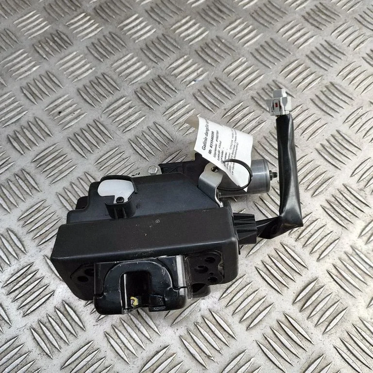 Aizmugurējā vāka slēdzene 693500D250