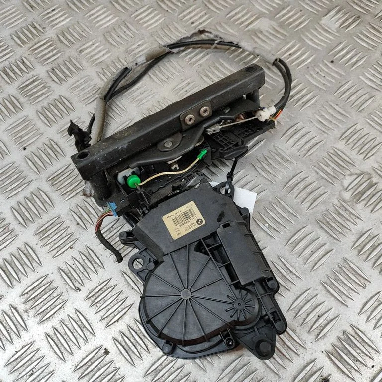 Aizmugurējā vāka slēdzene 9851910