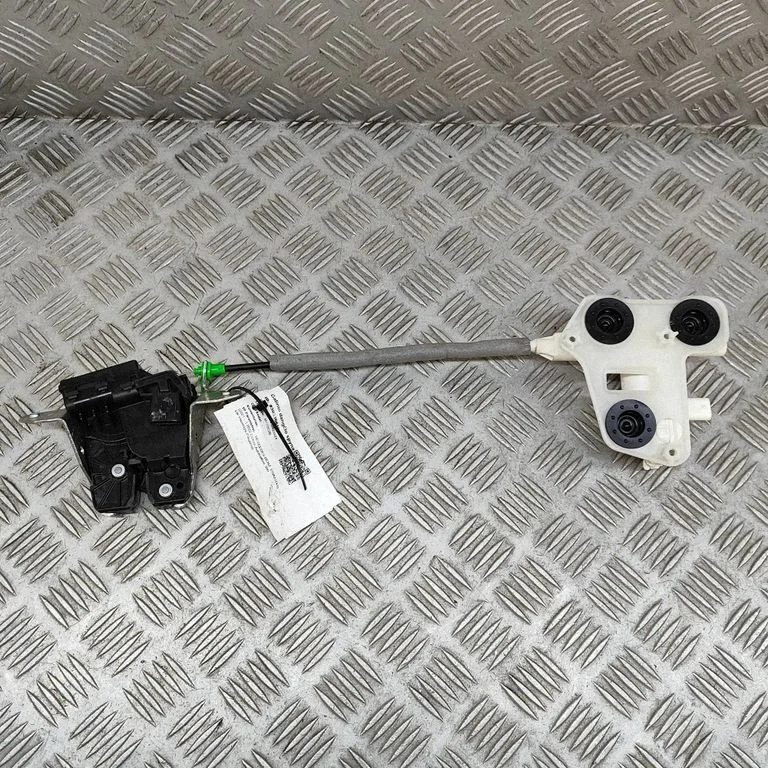Aizmugurējā vāka slēdzene A0999068600