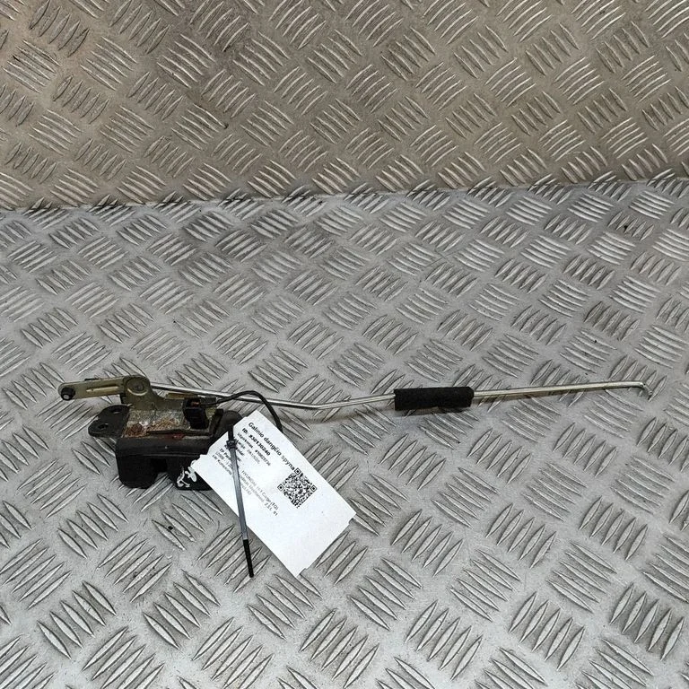 Aizmugurējā vāka slēdzene 737954H000