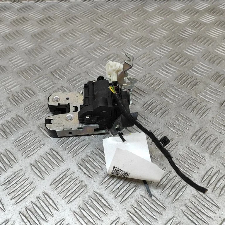 Aizmugurējā vāka slēdzene 8W0827503