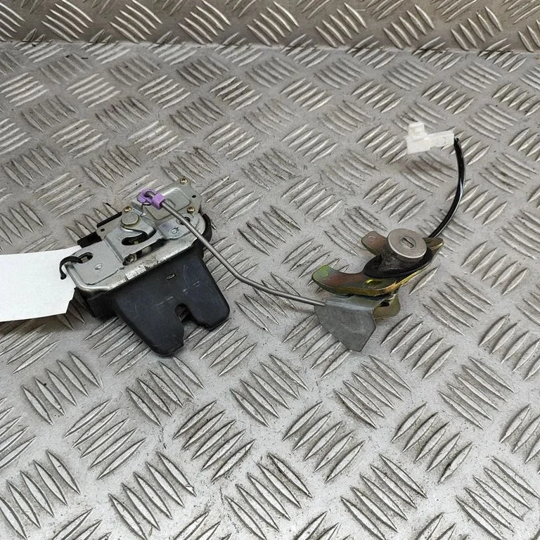 Aizmugurējā vāka slēdzene 6460030120
