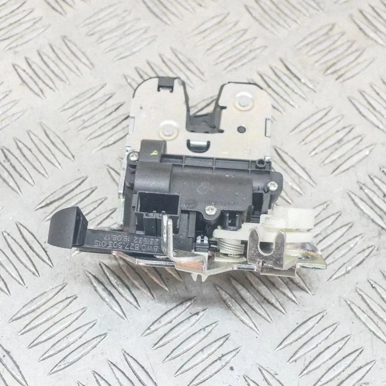 Aizmugurējā vāka slēdzene 8W0827503