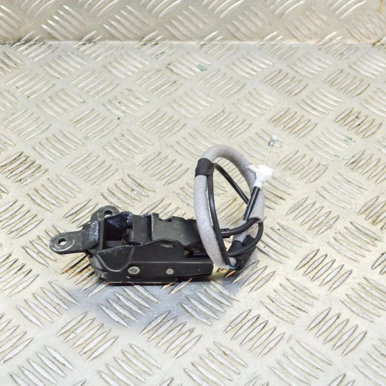 Aizmugurējā vāka slēdzene C21277100