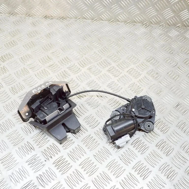 Aizmugurējā vāka slēdzene 31349975