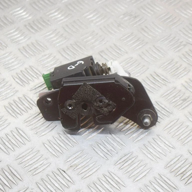 Aizmugurējā vāka slēdzene 51247016050