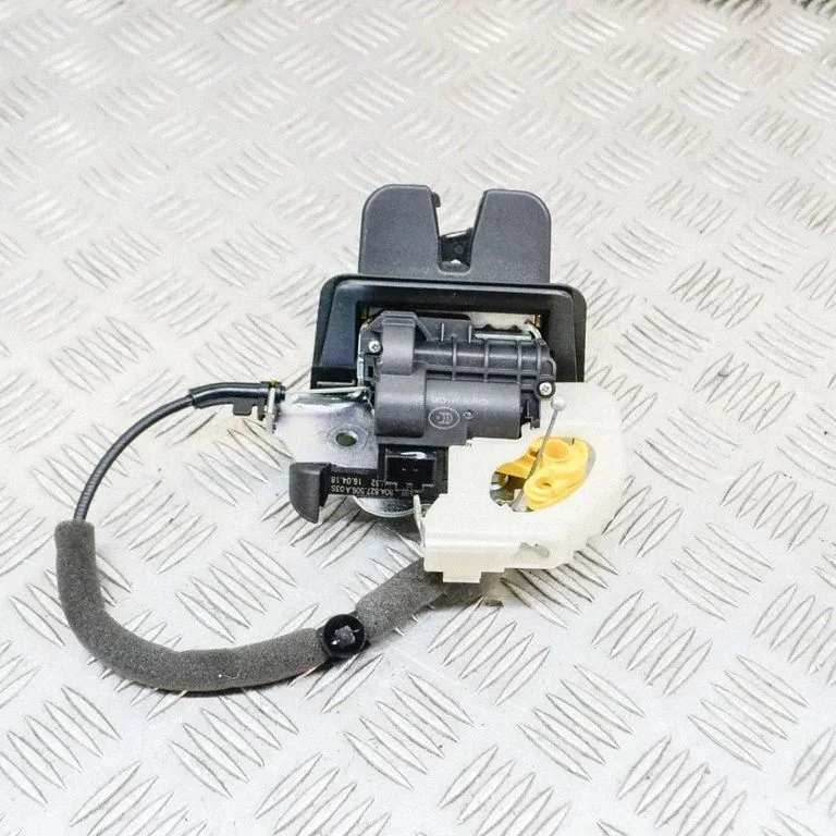 Aizmugurējā vāka slēdzene 80A827506A