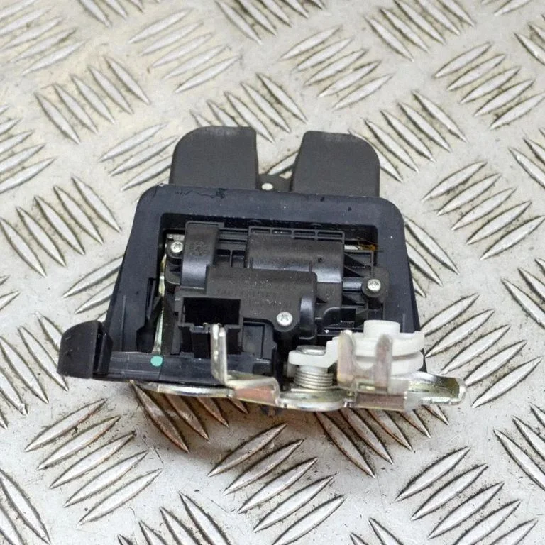 Aizmugurējā vāka slēdzene 051142130214