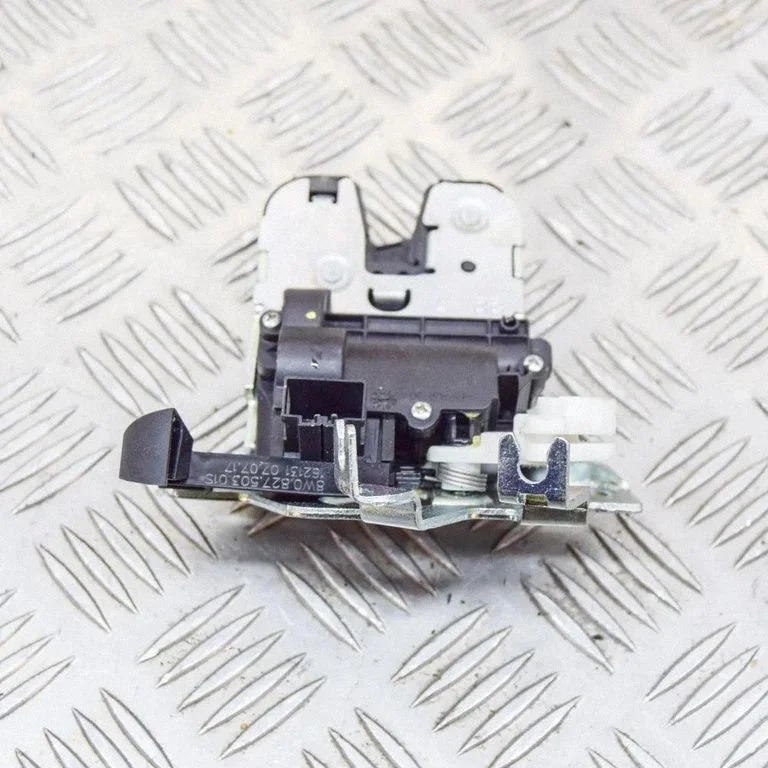 Aizmugurējā vāka slēdzene 8W0827503