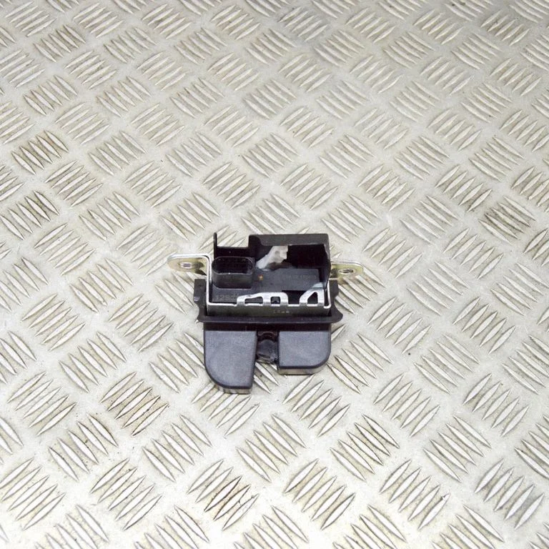 Aizmugurējā vāka slēdzene 2G6827505B