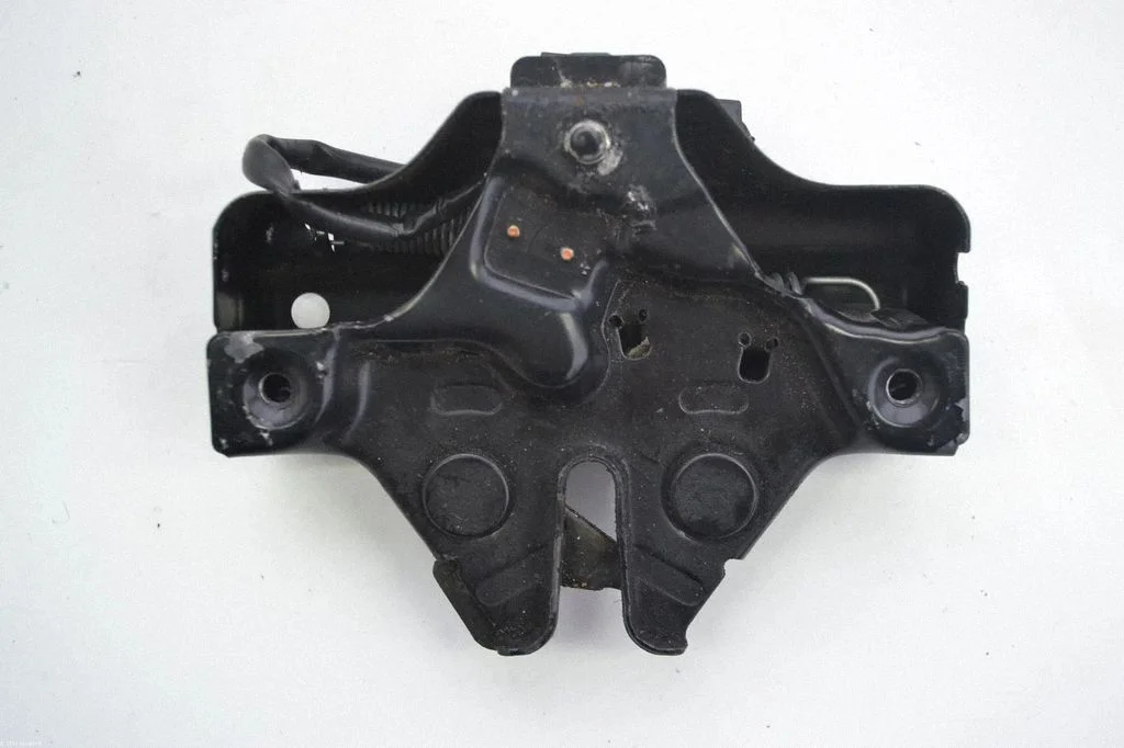 Aizmugurējā vāka slēdzene – Lexus GS 300 350 430 450H (2005-2012)