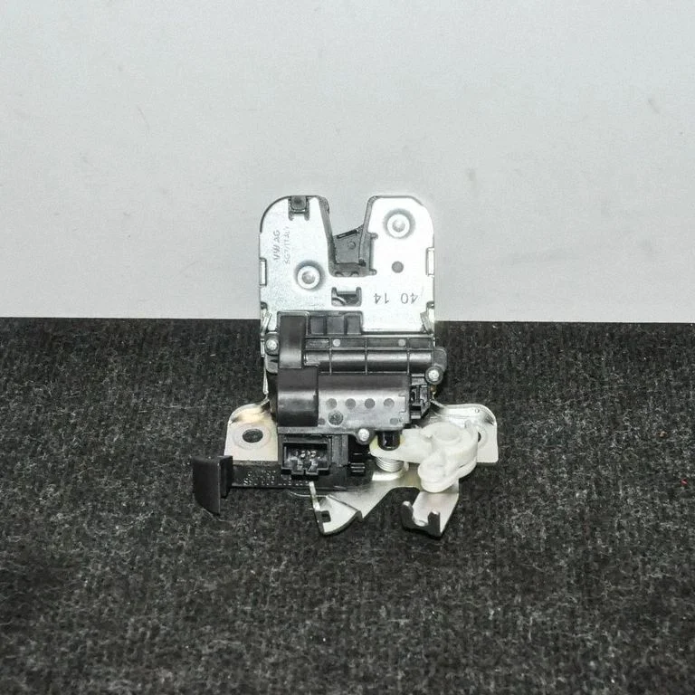 Aizmugurējā vāka slēdzene 3G0827503