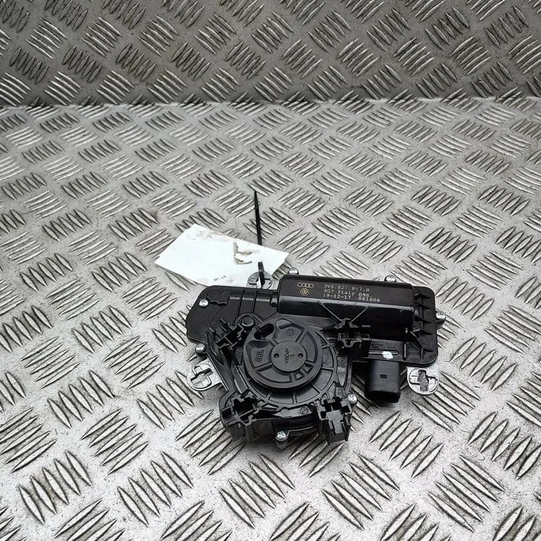 Aizmugurējā vāka piesaistes motors 3V5827887B
