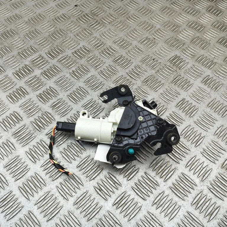 Aizmugurējā vāka piesaistes motors 9687233280