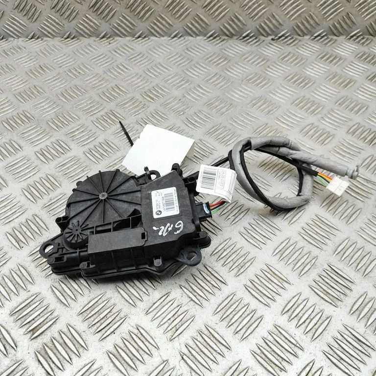 Aizmugurējā vāka piesaistes motors 7462715