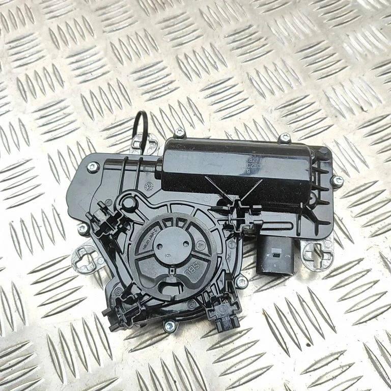 Aizmugurējā vāka piesaistes motors 5TA827887C