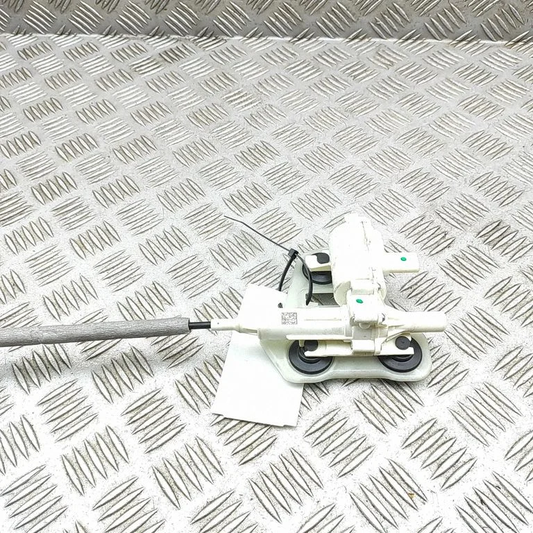 Aizmugurējā vāka piesaistes motors A0999068600