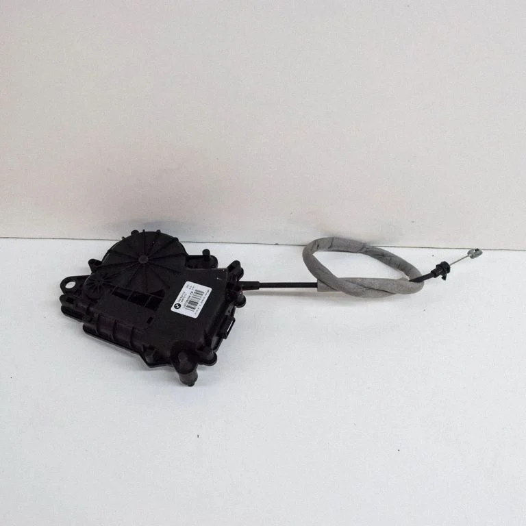 Aizmugurējā vāka piesaistes motors C56792102
