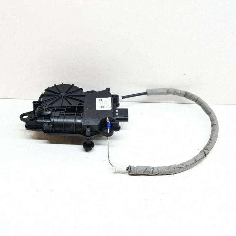 Aizmugurējā vāka piesaistes motors C11109103