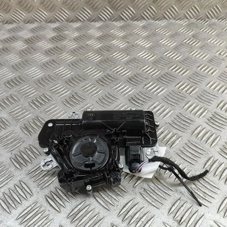Aizmugurējā vāka piesaistes motors 5TA827887C