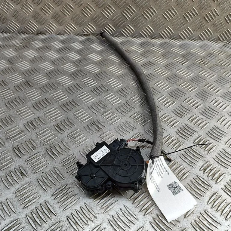 Aizmugurējā vāka piesaistes motors 4J3827888