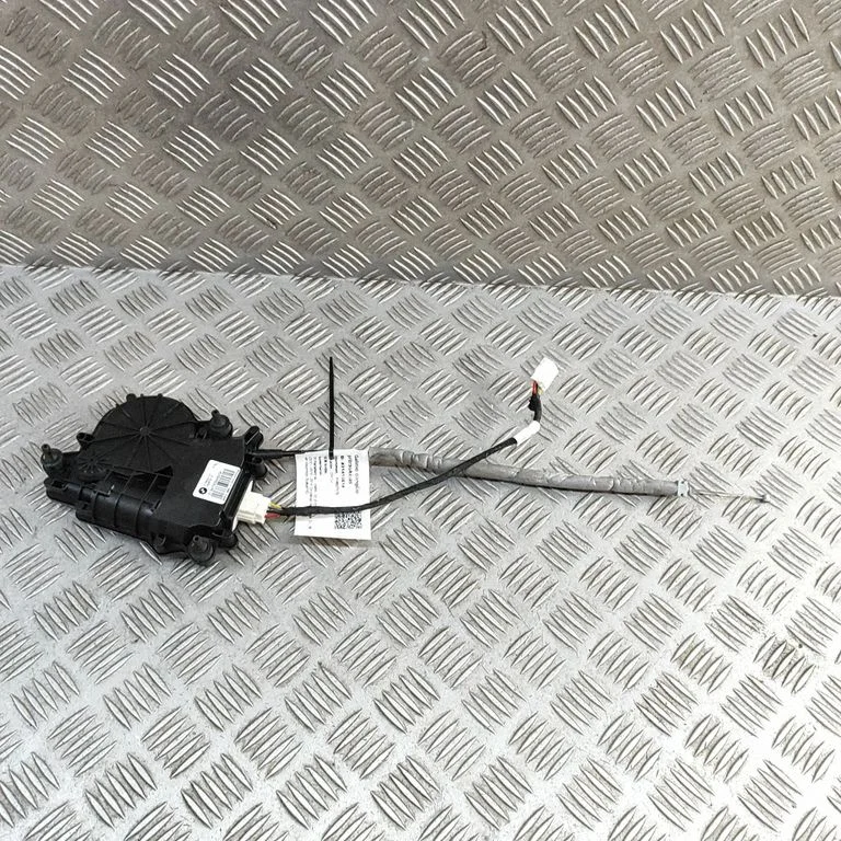 Aizmugurējā vāka piesaistes motors 7303443