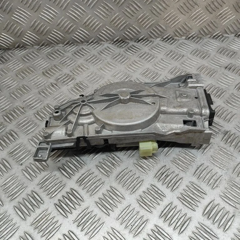Aizmugurējā vāka piesaistes motors A0999064703