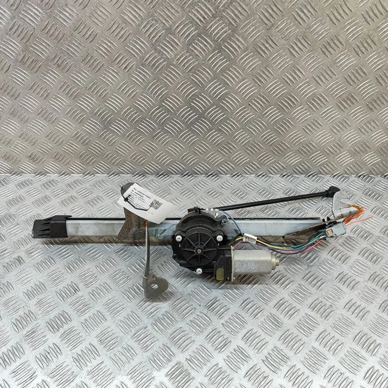Aizmugurējā vāka piesaistes motors 16643034