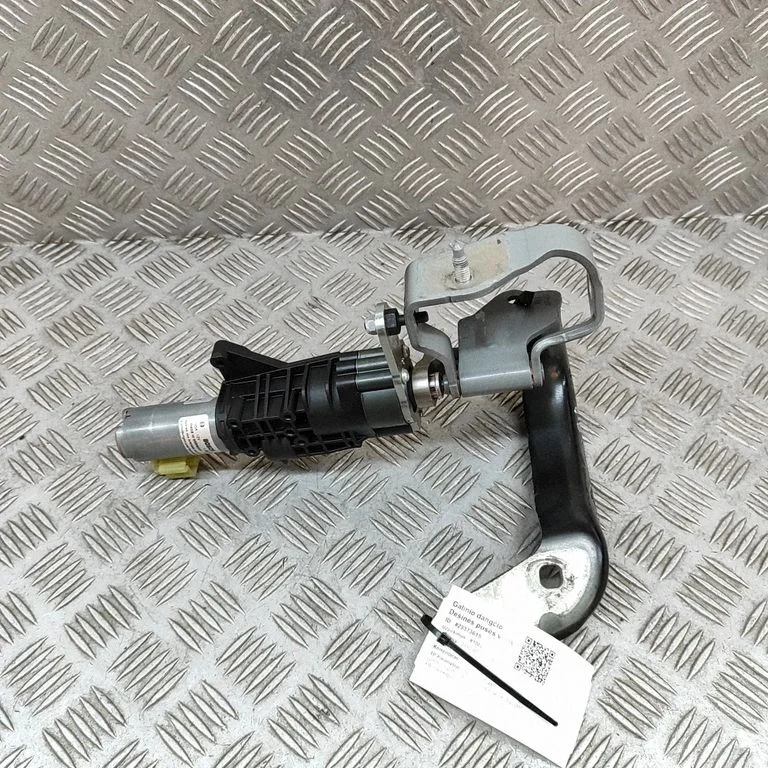 Aizmugurējā vāka piesaistes motors 4M0827852A