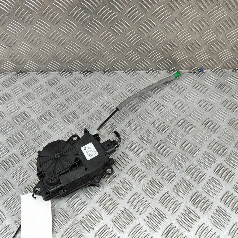 Aizmugurējā vāka piesaistes motors CPLA404C10CD