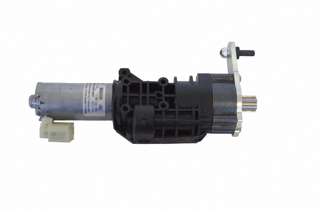 Aizmugurējā vāka piesaistes motors 0390204154