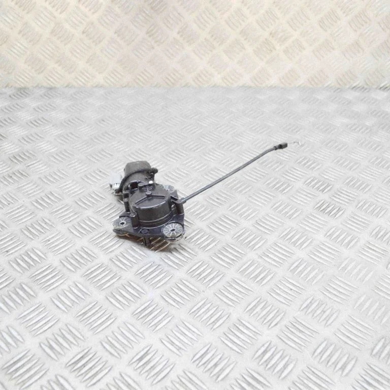 Aizmugurējā vāka piesaistes motors 32149889