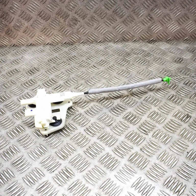 Aizmugurējā vāka piesaistes motors A0999068600