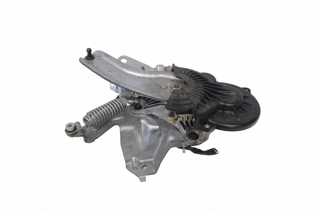 Aizmugurējā vāka piesaistes motors