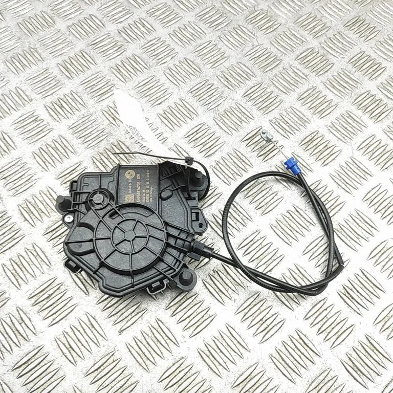 Aizmugurējā vāka piesaistes motors 9451747