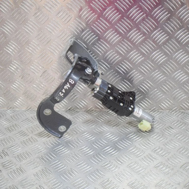 Aizmugurējā vāka piesaistes motors 8W9827300A
