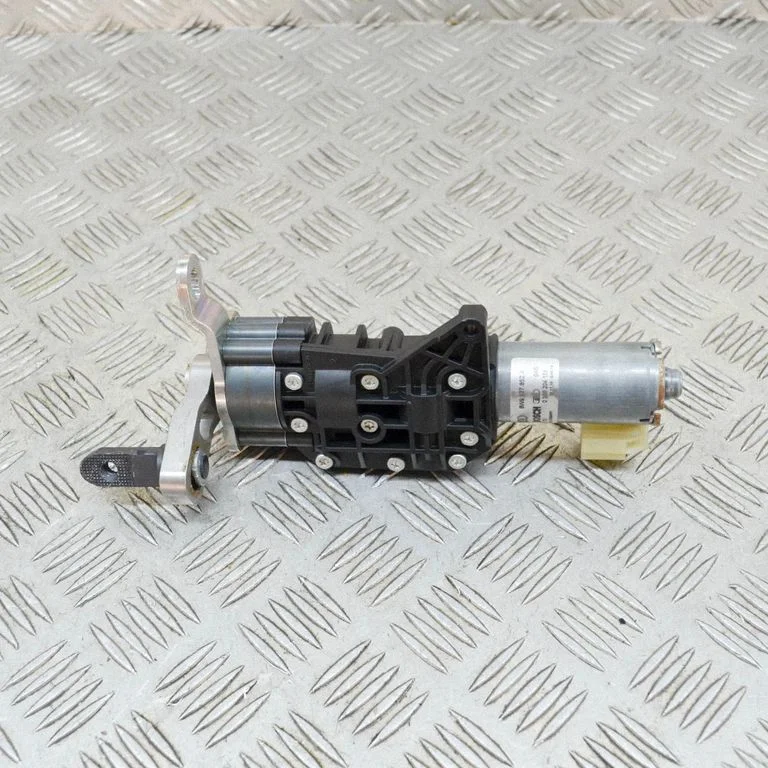Aizmugurējā vāka piesaistes motors 0390204156
