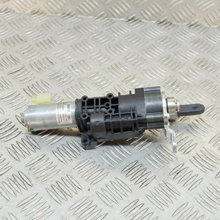 Aizmugurējā vāka piesaistes motors 8W9827851A