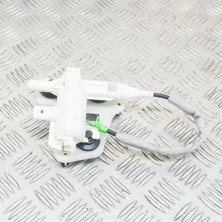 Aizmugurējā vāka piesaistes motors A0999068600
