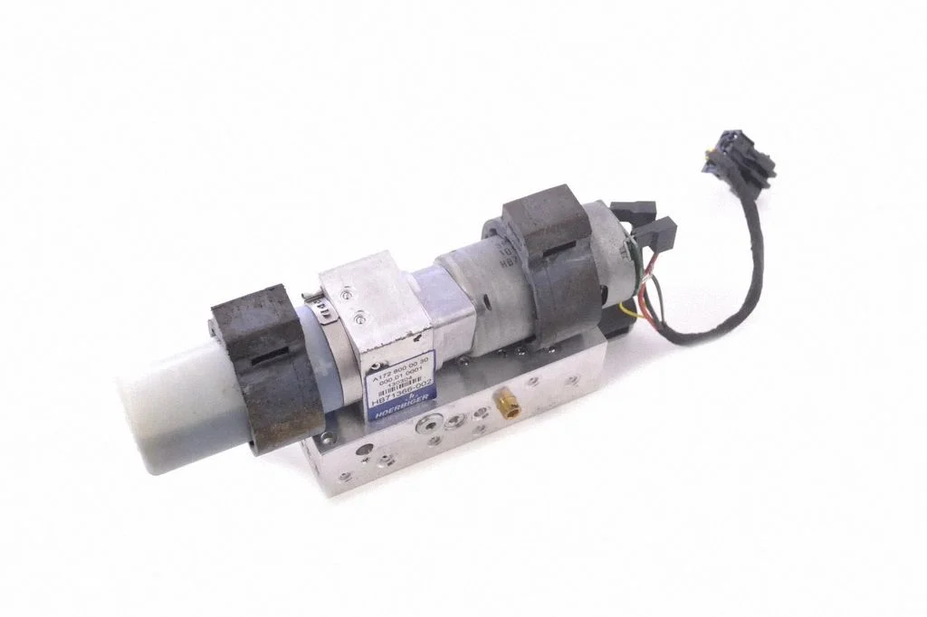 Aizmugurējā vāka piesaistes motors A1728000030