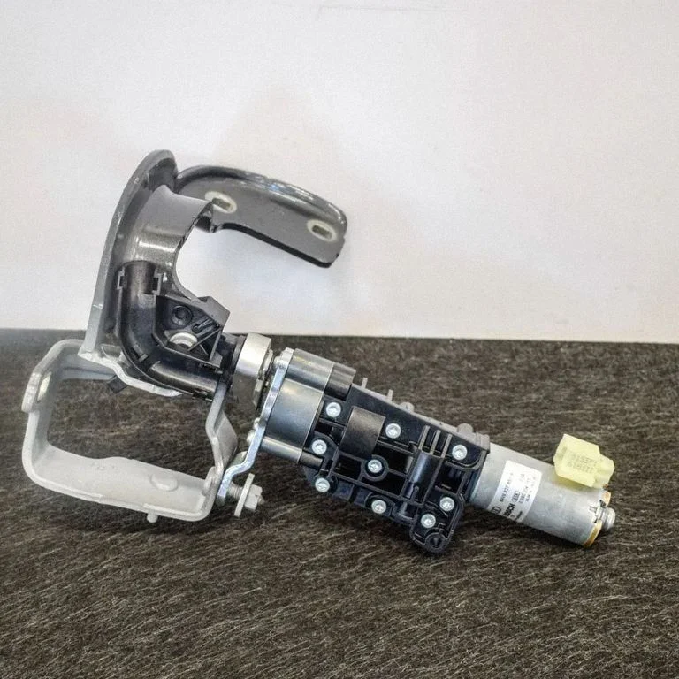 Aizmugurējā vāka piesaistes motors