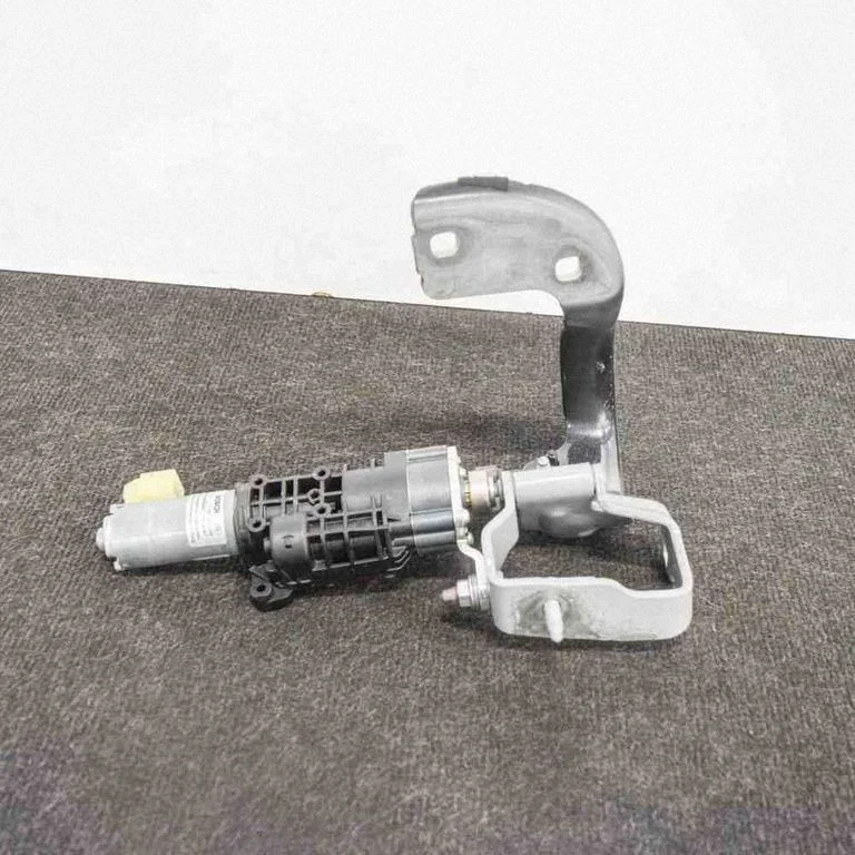 Aizmugurējā vāka piesaistes motors 8W9827851A